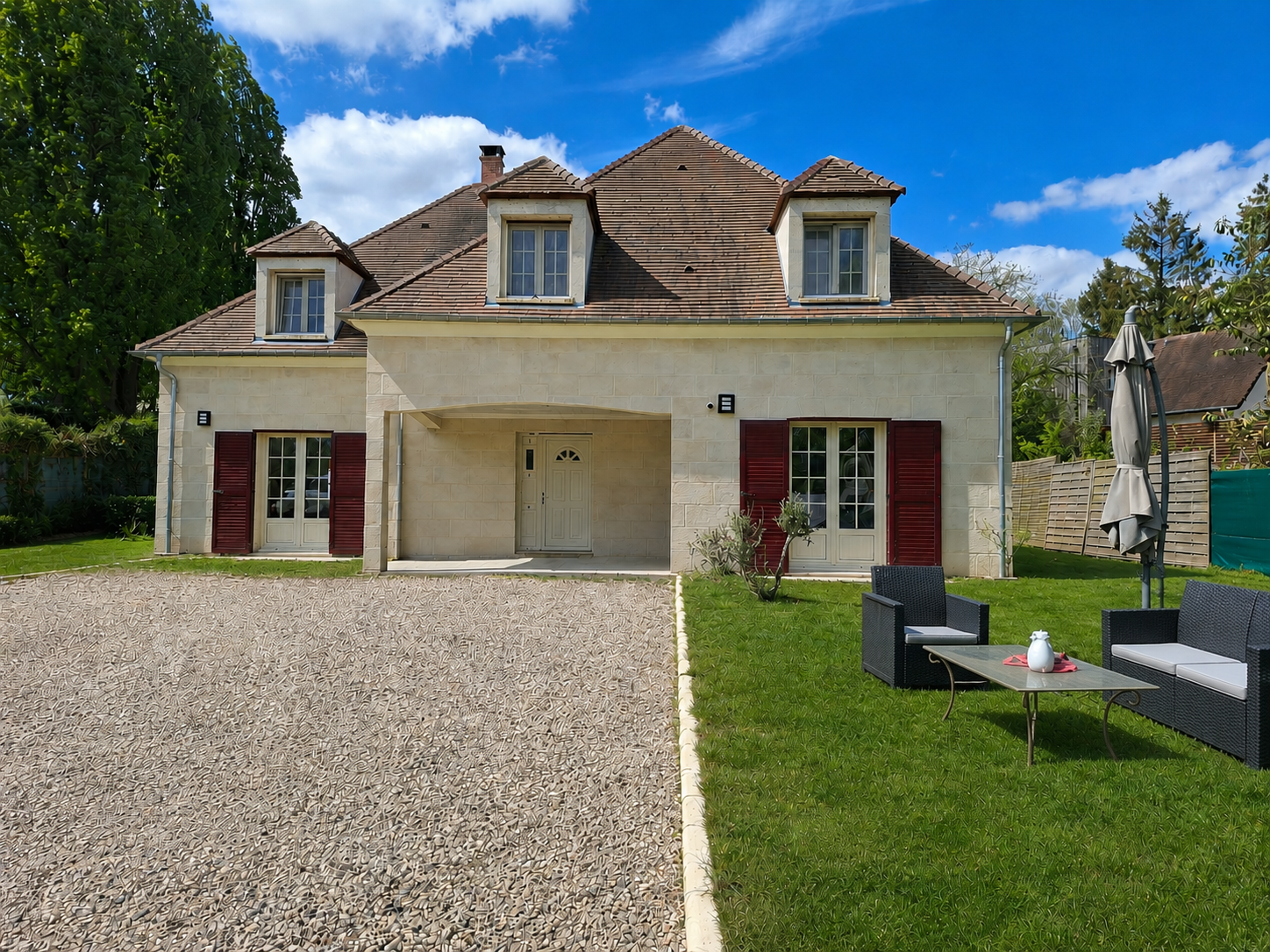 Ensemble de 2 maisons de 173 m2, 78 m2 et d'une dépendance de 20 m2.