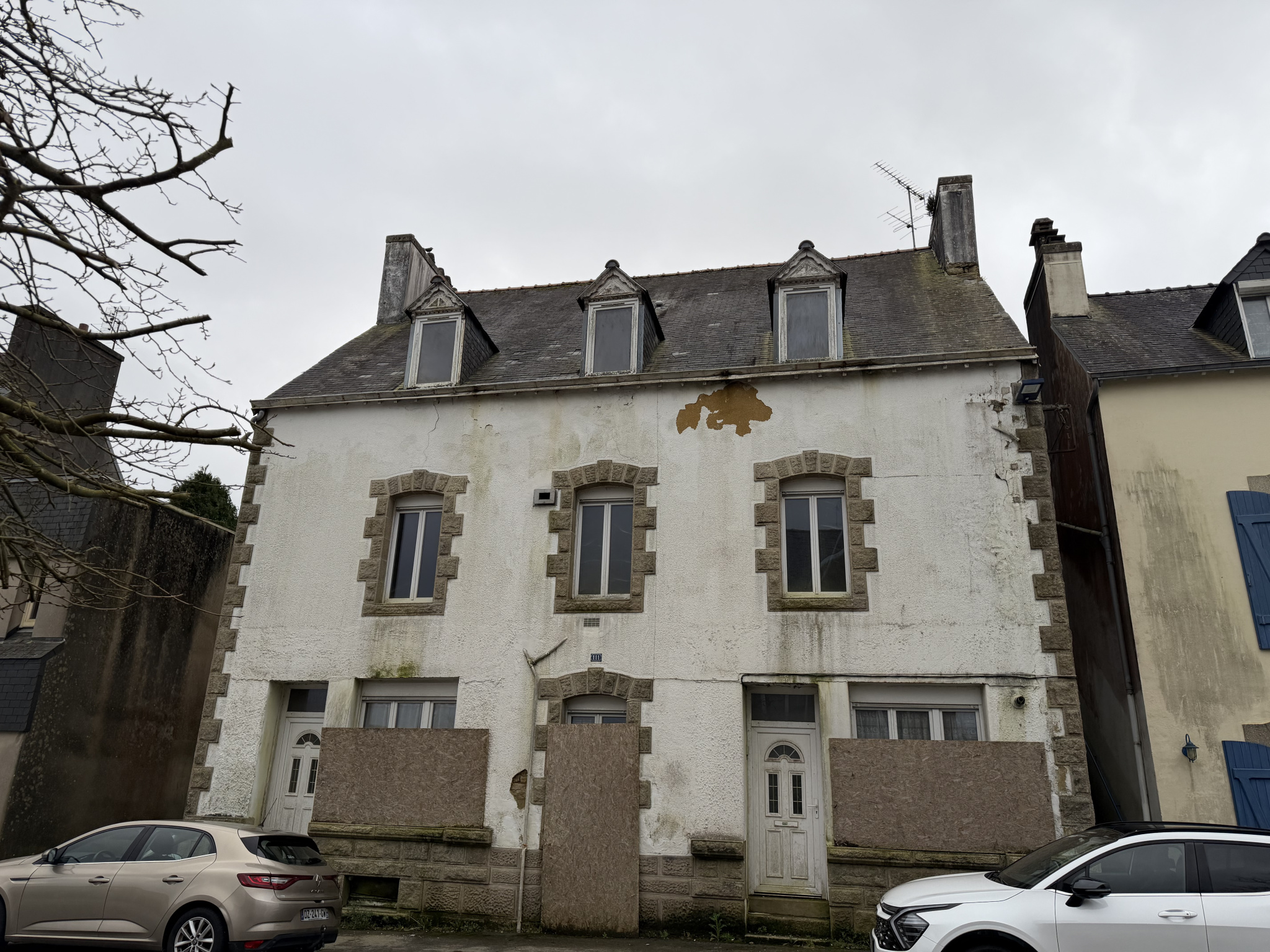 MAISON FAMILIALE 5 CHAMBRES + HANGAR