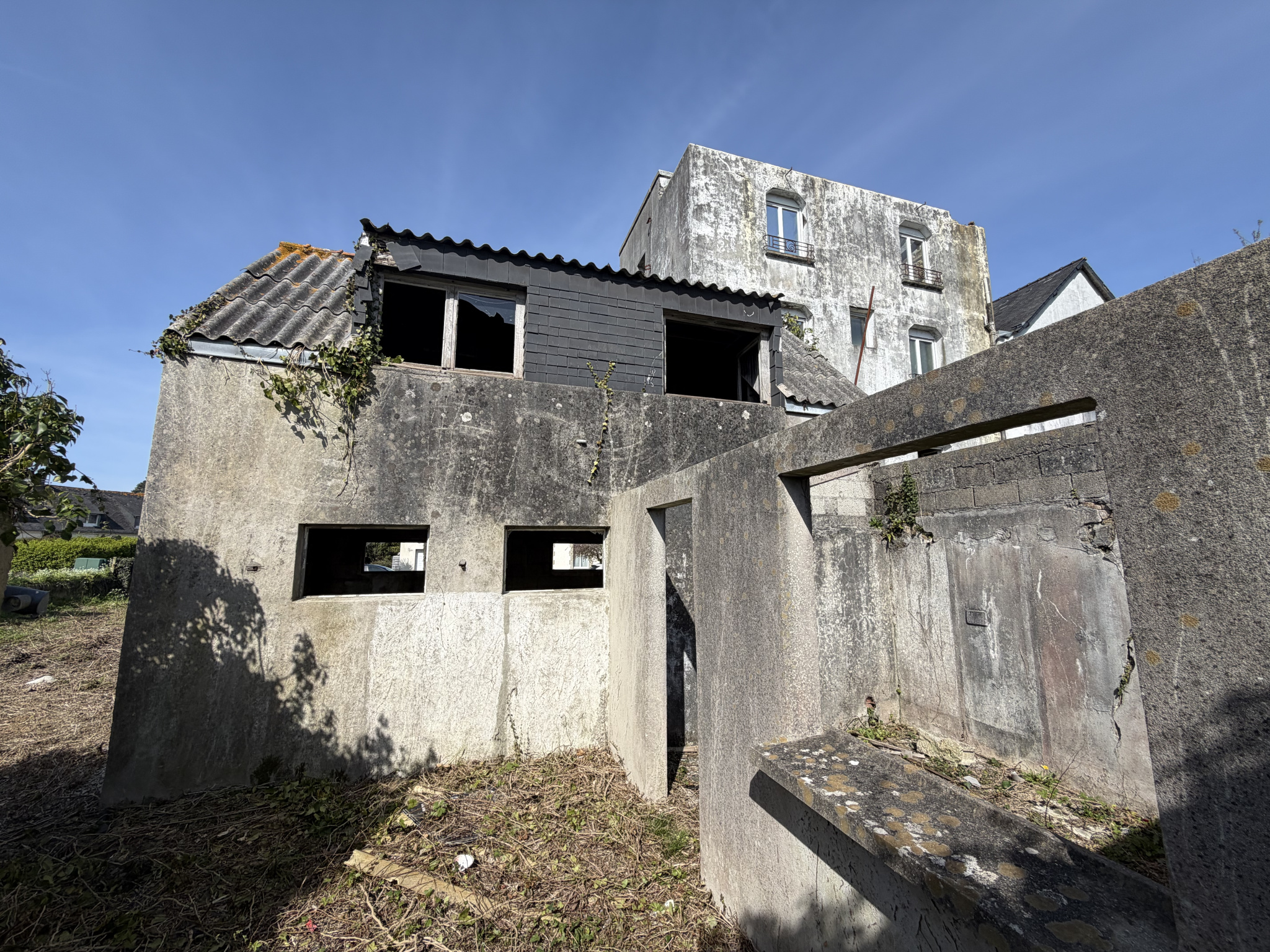 Petite maison à rénover avec garages   Idéal investissement locatif