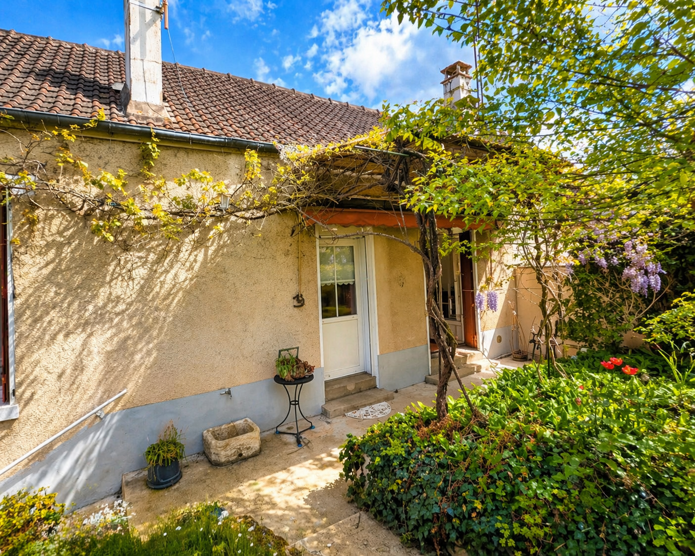 Maison famliale avec jardin arboré, chalet aménagé et dépendances