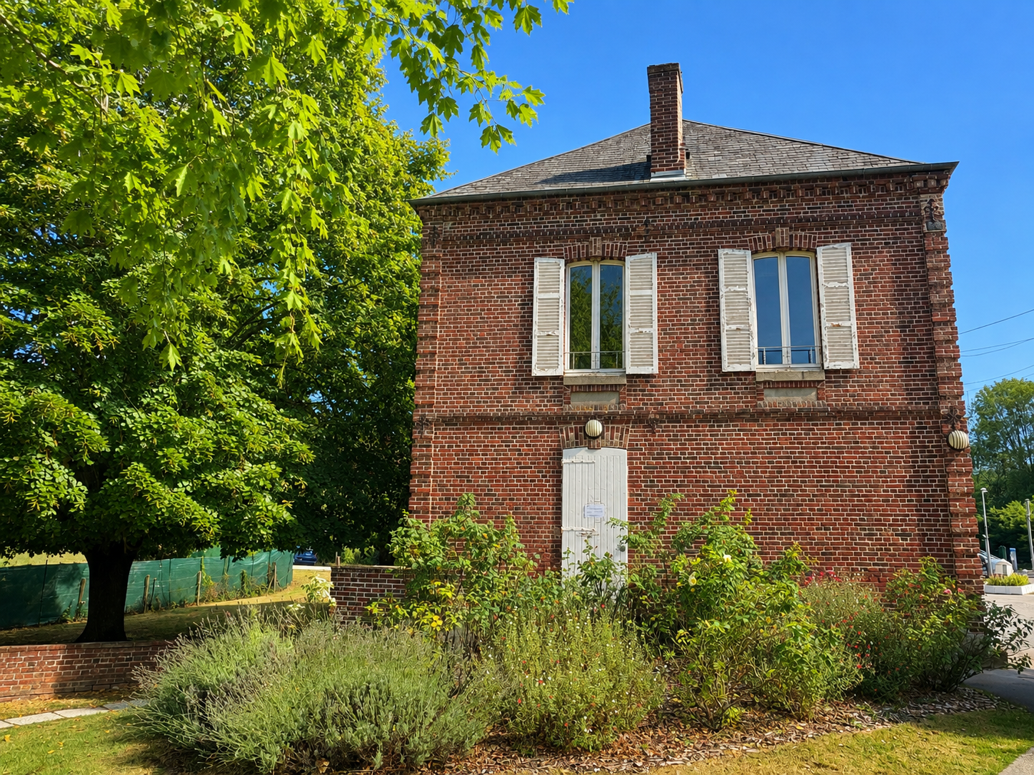 Ancien bâtiment communal à réhabiliter en maison ou plusieurs appartements !