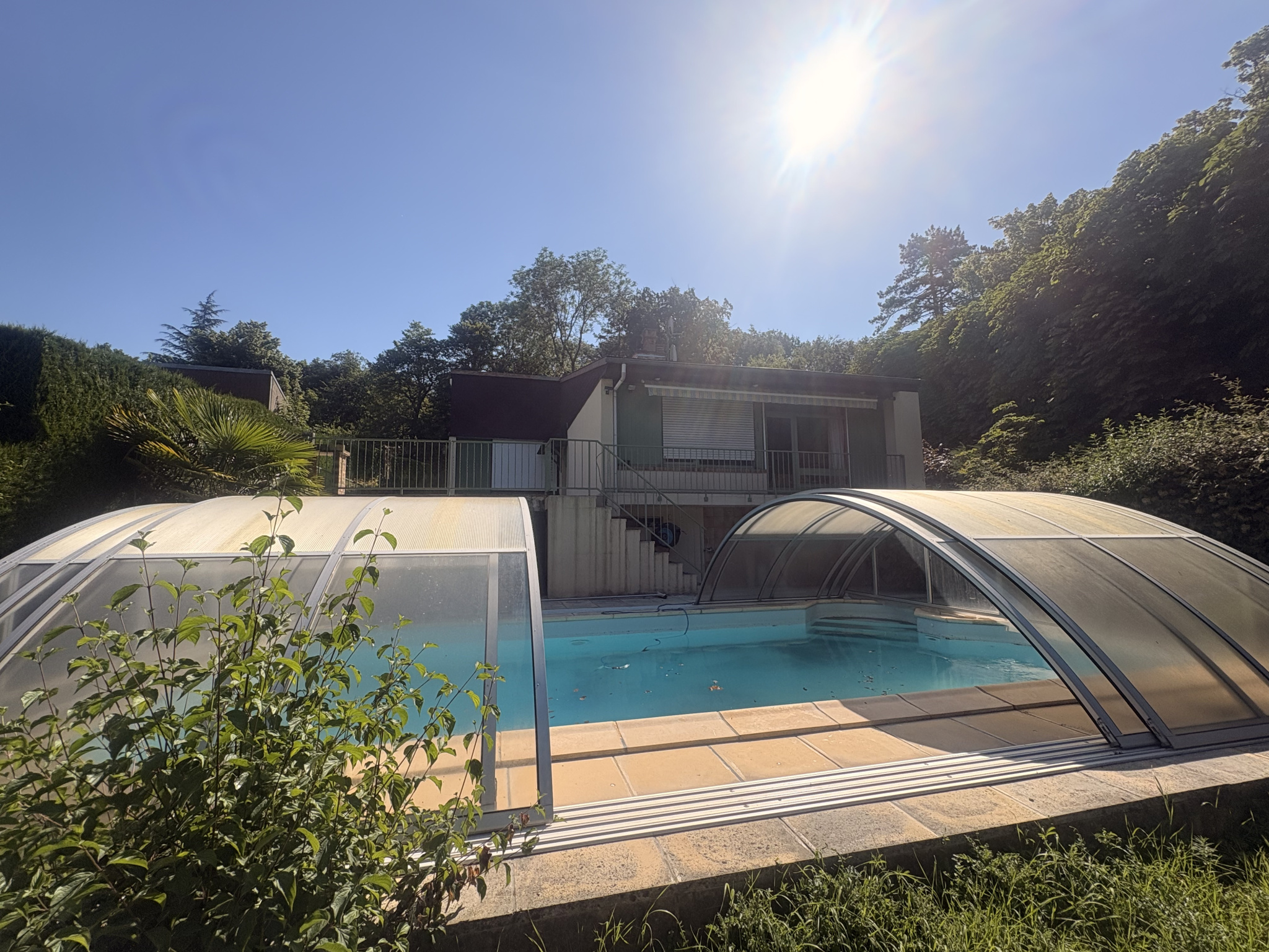 Quartier de la Roseraie ! Beau pavillon de 4 chambres avec piscine !