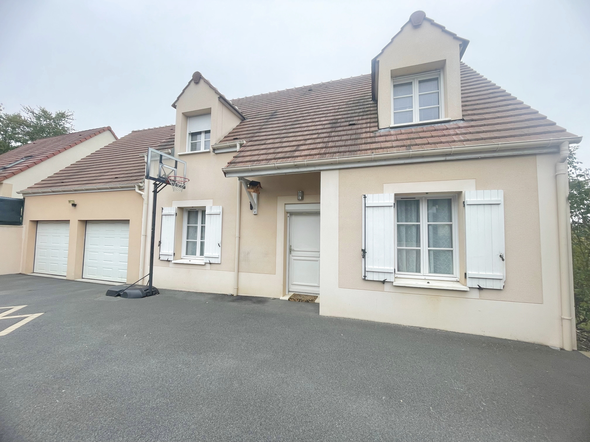 maison de 2014 avec 4 chambres et une véranda