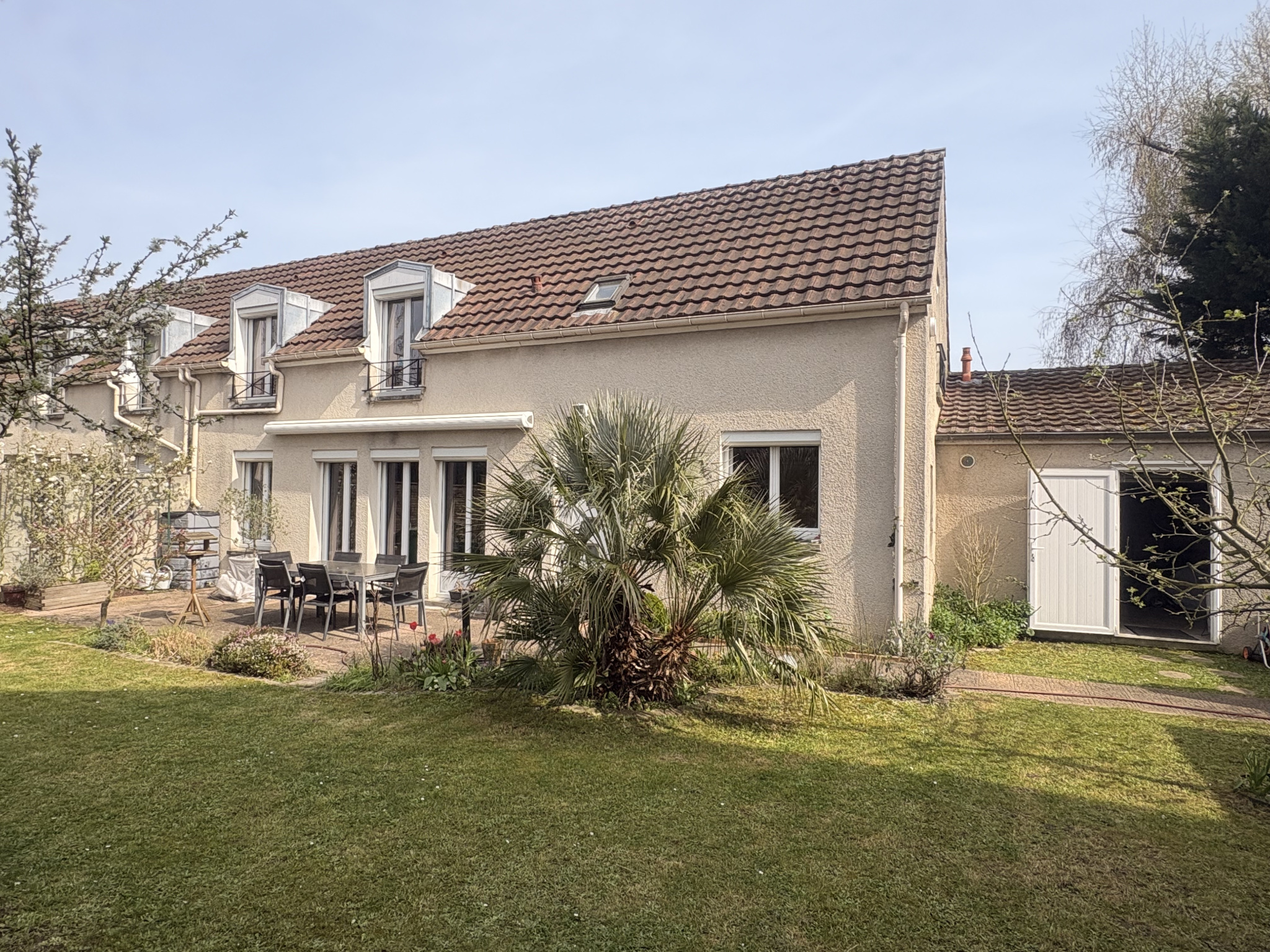 Idéalement située au coeur du village d'Eragny !